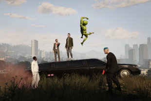 Eine Szene aus dem Film Grand Theft Hamlet, der im Videospiel Grand Theft Auto V spielt: Mehrere Figuren stehen und posieren auf einer schwarzen Limousine in einer hügeligen Landschaft vor einer Großstadtkulisse. Eine Alienfigur scheint gerade vom Auto auf den Boden zu stürzen..