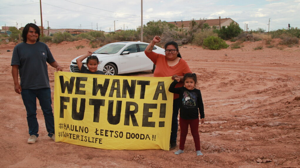 Ein Mann und eine Frau mit zwei Kindern halten ein Protestbanner mit der Aufschrift: WE WANT A FUTURE