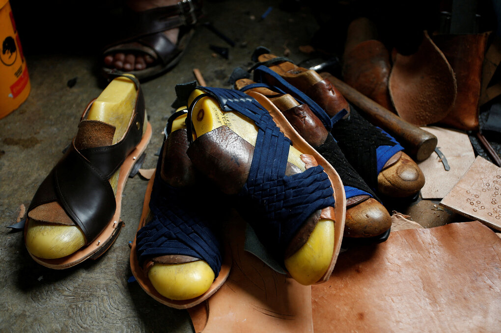 Noch nicht ganz fertiggetsellte Sandalen