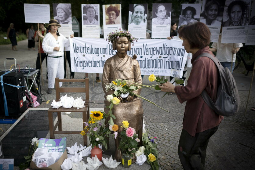Friedensstatue Ari beim Protest zum Tag Gedenken an die Trostfrauen des japanischen Militaers in Berlin Moabit