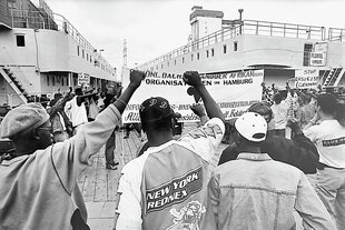 Afrikaner demonstrieren vor Hamburger Flüchtlingsunterkunft