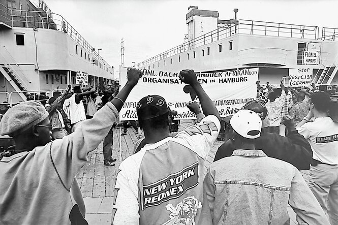 Afrikaner demonstrieren vor Hamburger Flüchtlingsunterkunft