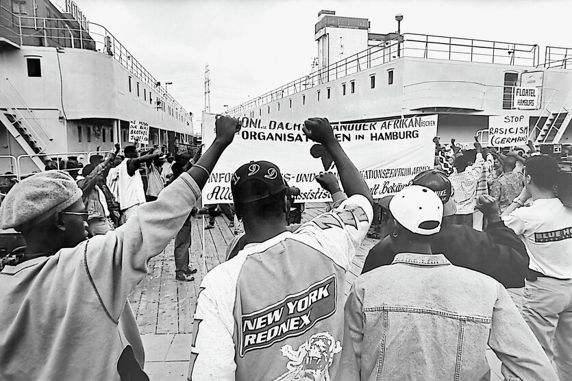 Afrikaner demonstrieren vor Hamburger Flüchtlingsunterkunft