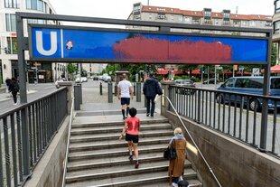 Übermaltes Schild des U-Bahnhofs "Mohrenstraße"