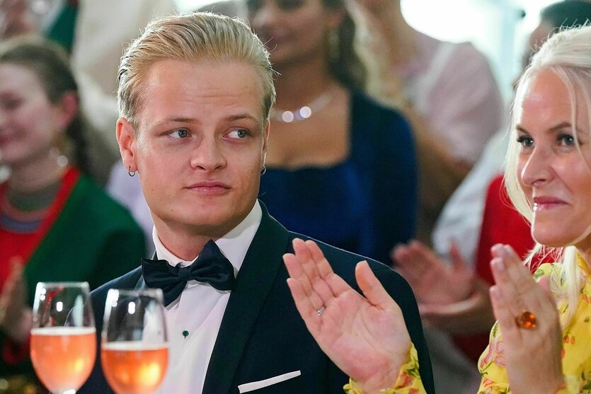 Marius Borg Hoiby und Norwegens Kronprinzessin Mette-Marit während eines Empfangs