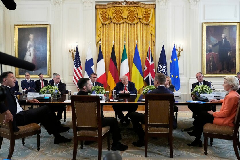 Trump sitzt mit Merz,Starmer, Selenskyj, Marcon, von der Leyen und anderen um einen Tisch