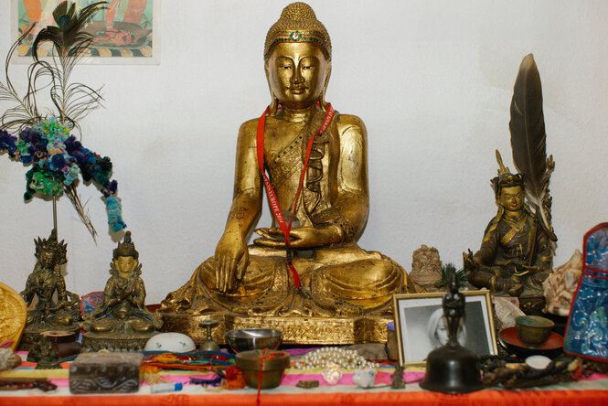 Buddhistische Statue in einer Wohnung.