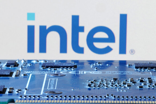 Das Intel-Logo über einem Motherboard