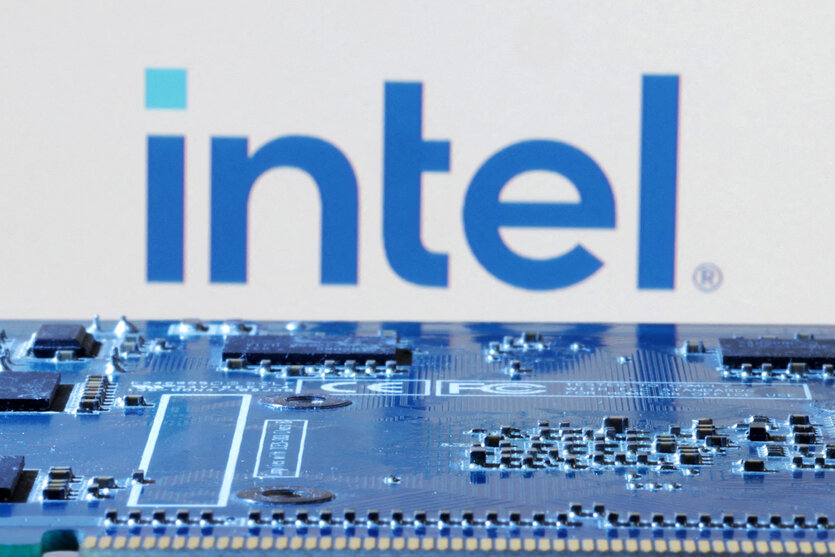 Das Intel-Logo über einem Motherboard