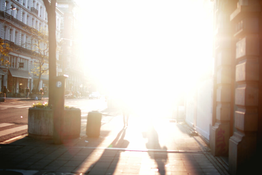 Straße in Brüssel mit blendender Sonne