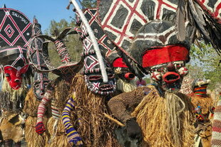 Traditionelle Luvale-Maskentänzer auf dem Festival Likumbi Kya Mize