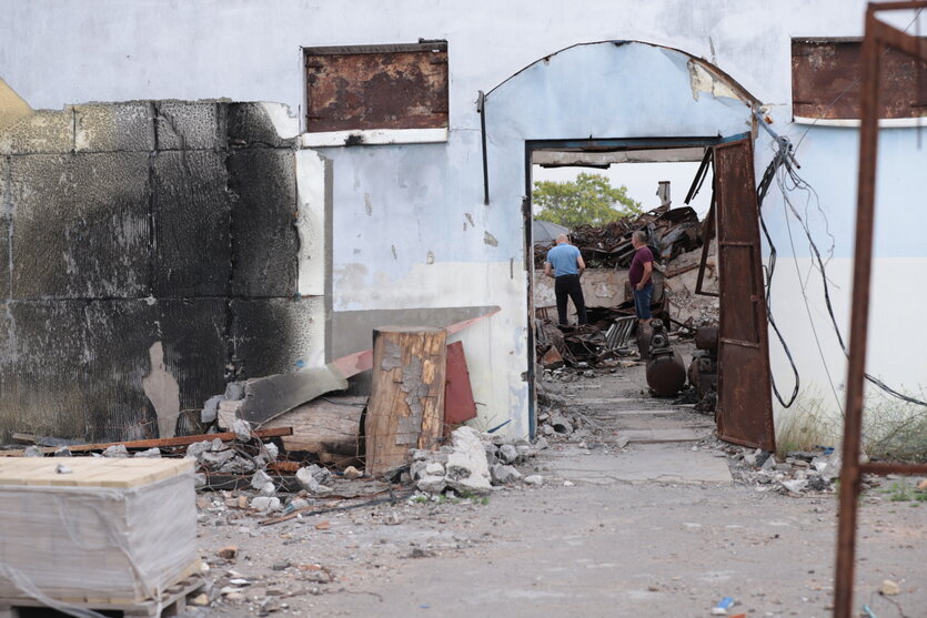 Zwei Männer stehen in der Ruine eines Hauses