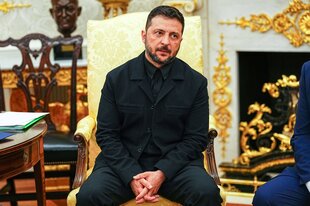 Der ukrainische Präsident Selenskyi im schwarzen Anzug im Weißen Haus