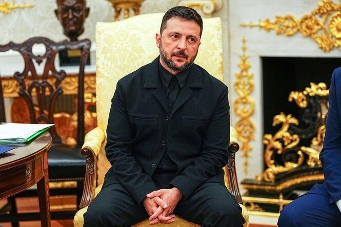 Der ukrainische Präsident Selenskyi im schwarzen Anzug im Weißen Haus