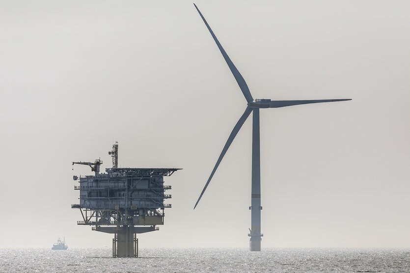 Ein Windrad mit Umspannwerk im Meer