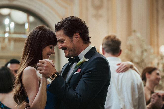 Lucy (Dakota Johnson) und Harry (Pedro Pascal) festlich gekleidet beim Tanzen.