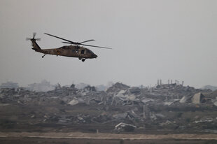 Ein Hubschrauber am Himmel über Gaza