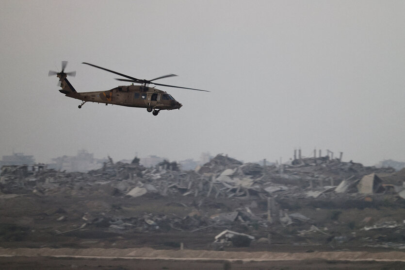 Ein Hubschrauber am Himmel über Gaza