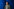 Mann vor blauem Hintergrund