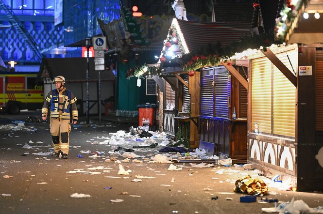 Geschlossene Buden auf einem verwüsteten Weihnachtsmarkt