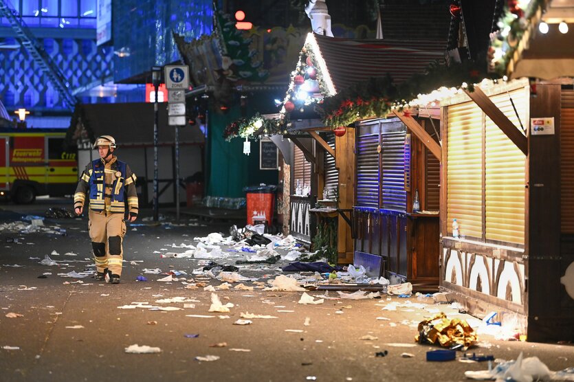 Geschlossene Buden auf einem verwüsteten Weihnachtsmarkt