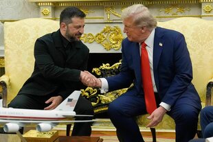 Wolodymyr Selenskyj und Donald Trump geben sich im Oval Officed sitzend die Hand