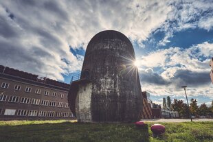 Ein großer runder Bau aus Beton: der " Trudelturm" in Berlin-Adlershof