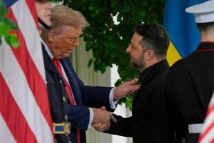Zwei Männer schütteln sich die Hand
