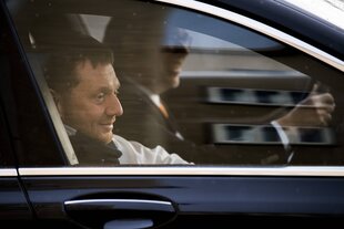 Michael Kretschmer auf dem Beifahrersitz seines Dienstwagens