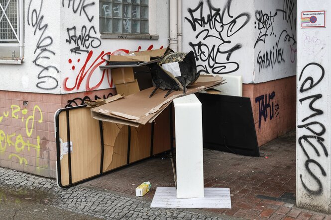 Sperrmüll steht an einem Haus