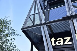 Das taz-Logo an der Fassade des taz-Hauses