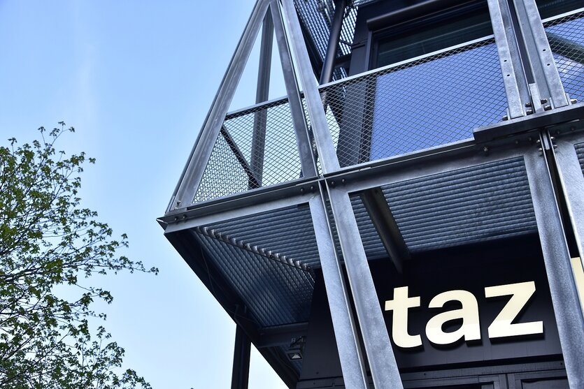 Das taz-Logo an der Fassade des taz-Hauses