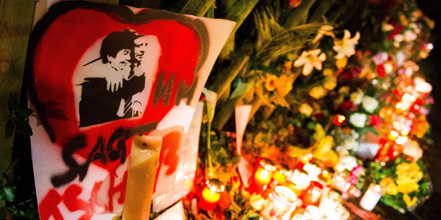 Kerzen und Blumen zum Gedenken an Schmidt