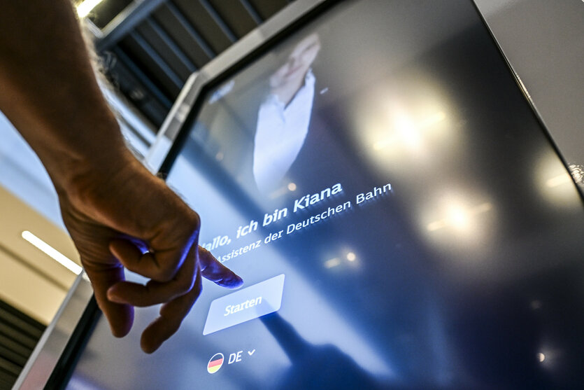 Ein Mann drückt mit seinem Finger auf einen Touchscreen