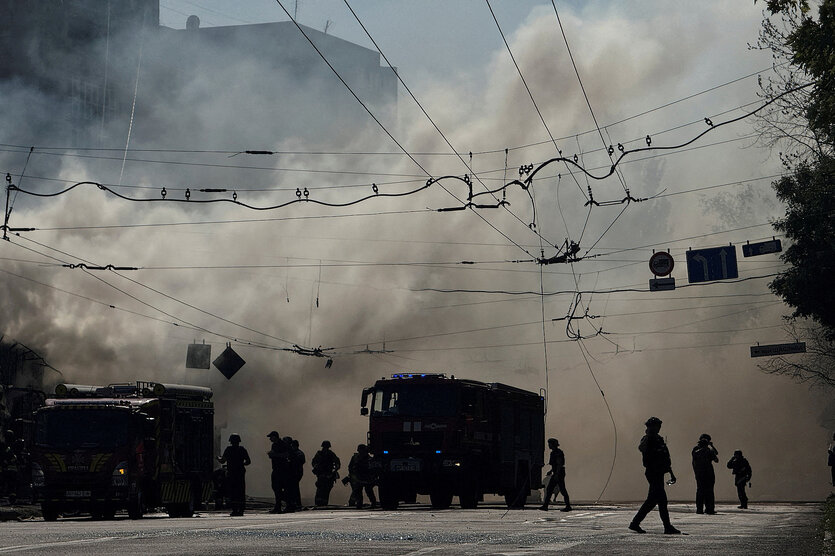 Silhouette von Militärfahrzeugen und Soldaten vor dem Hintergrund eine Explosionswolke