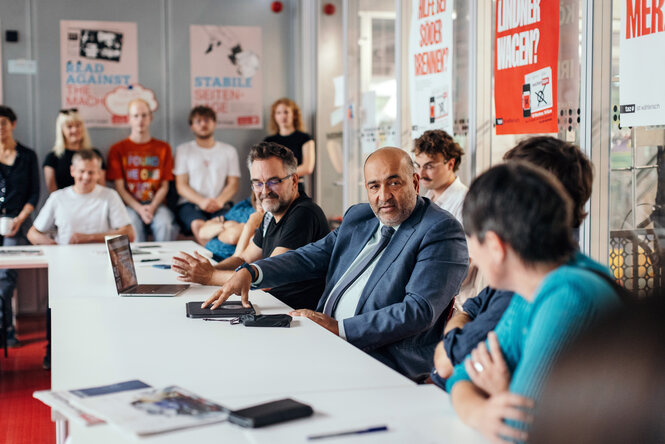 Omid Nouripour im taz Konferenzraum mit taz Redakteur:innen