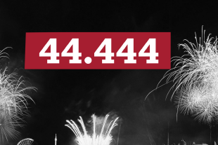 Die Zahl 44.444 ist vor einem Nachthimmel mit Feuerwerk zu sehen.