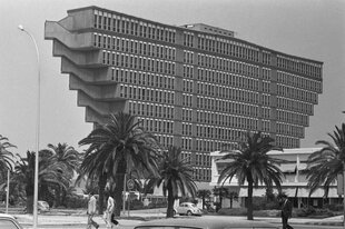 Schwarz-weiß-Aufnahme eines Betonbaus: das Hotel du Lac
