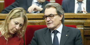 Artur Mas mit der regionalen Vizepräsidentin Neus Munte reden im Parlament