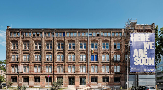 Ein Banner der Kunsthalle Schirn an der Fassade der ehemaligen Druckerei Dondorf