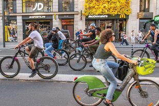 Radfahrer und Radfahrerinnen in Paris