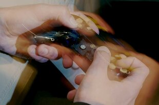 Verwischtes Bild von Händen mit einem Gaming-Controller.