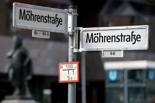 Straßenschilder der Mohrenstraße wurden durch Aufkleben schwarzer Punkte zur Möhrenstraße