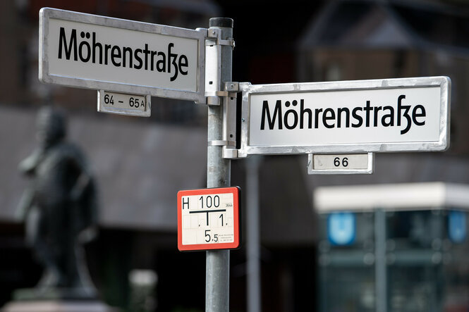 Straßenschilder der Mohrenstraße wurden durch Aufkleben schwarzer Punkte zur Möhrenstraße