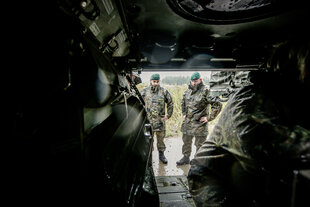 Zwei Soldaten stehen vor einem Mader-Schützenpanzer