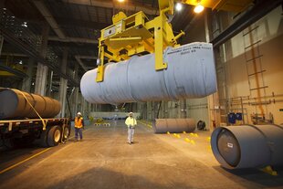 Ein Zylinder wird in einer Fabrik von Urenco transportiert