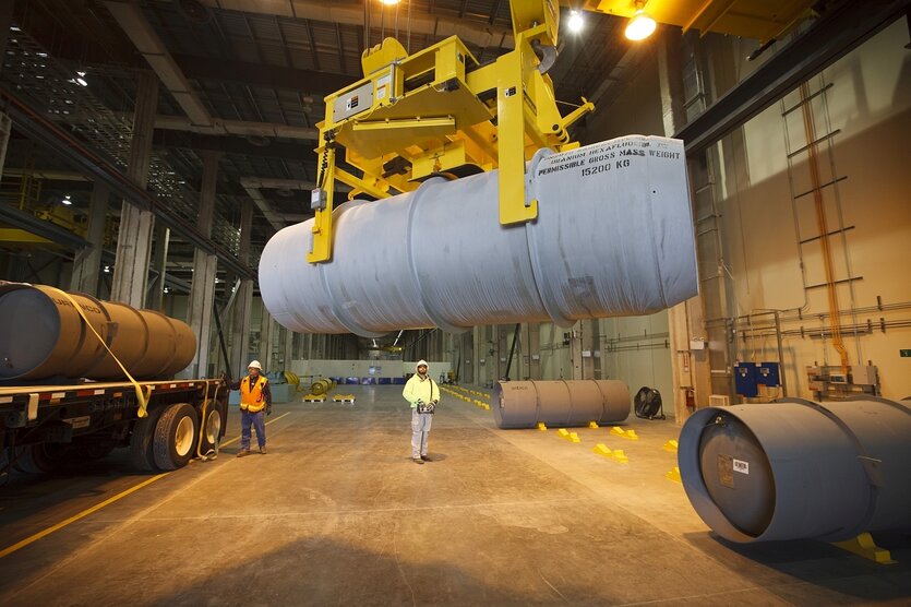 Ein Zylinder wird in einer Fabrik von Urenco transportiert