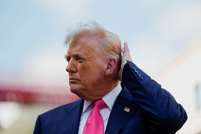 Trump streicht sich durch das Haar