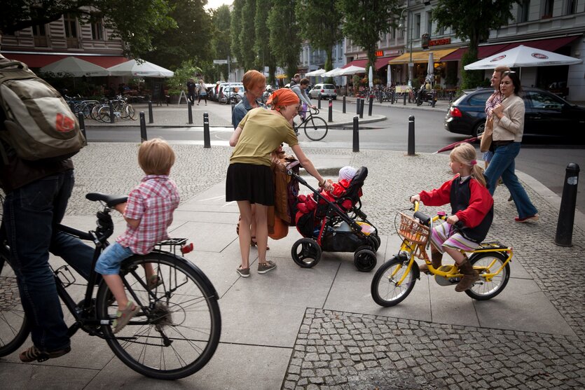 Kinder spielen auf einer Straße im Prenzlauer Berg