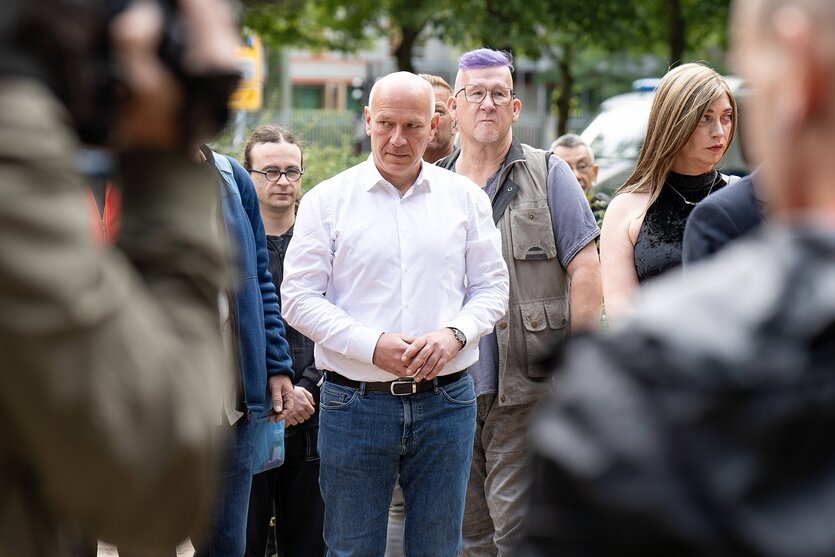 Kai Wegner steht in einer diversen Gruppe